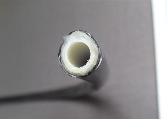 Một ống thủy lực bằng nhựa chịu nhiệt cao, ống bện